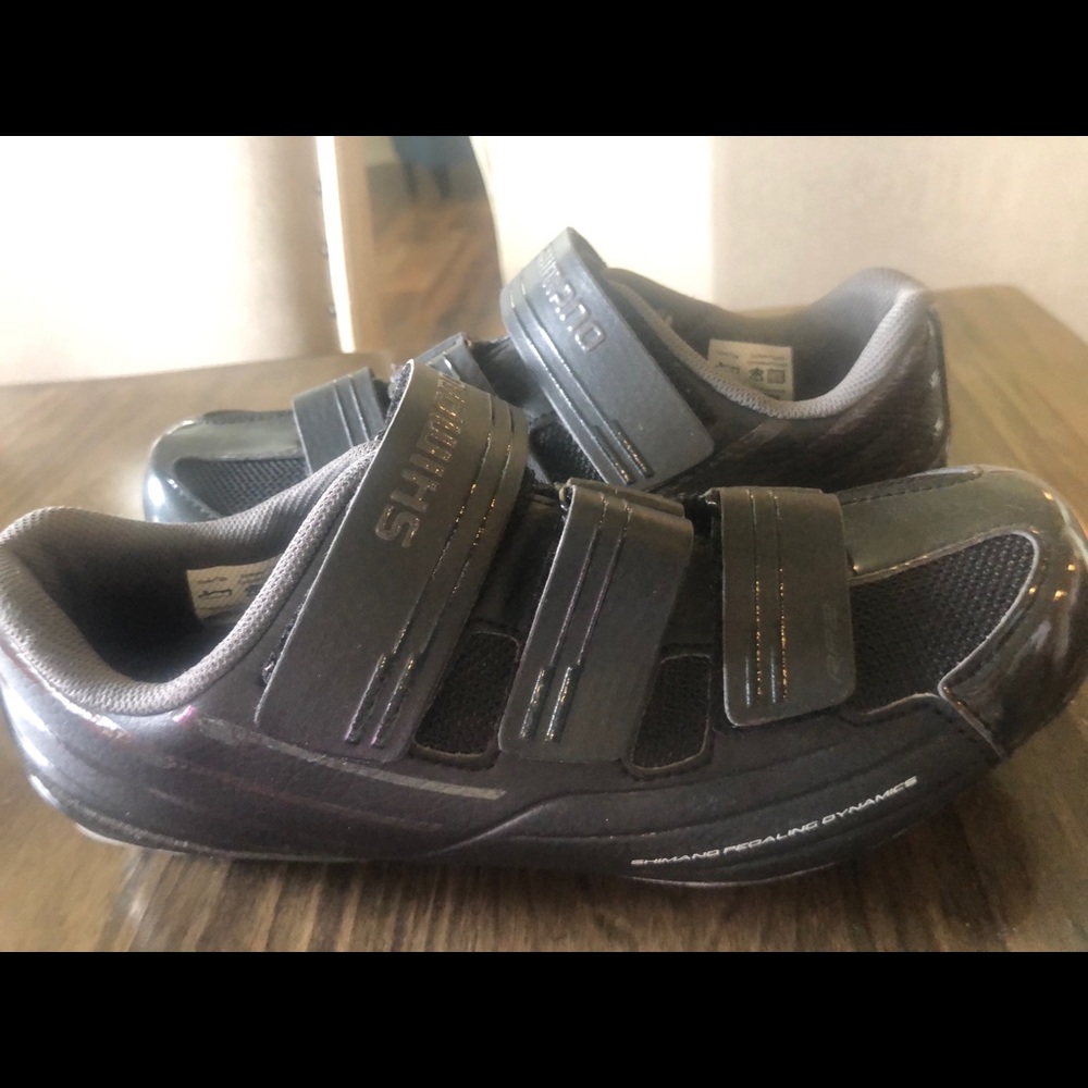 Shimano cycling shoes w/ spd cleats included